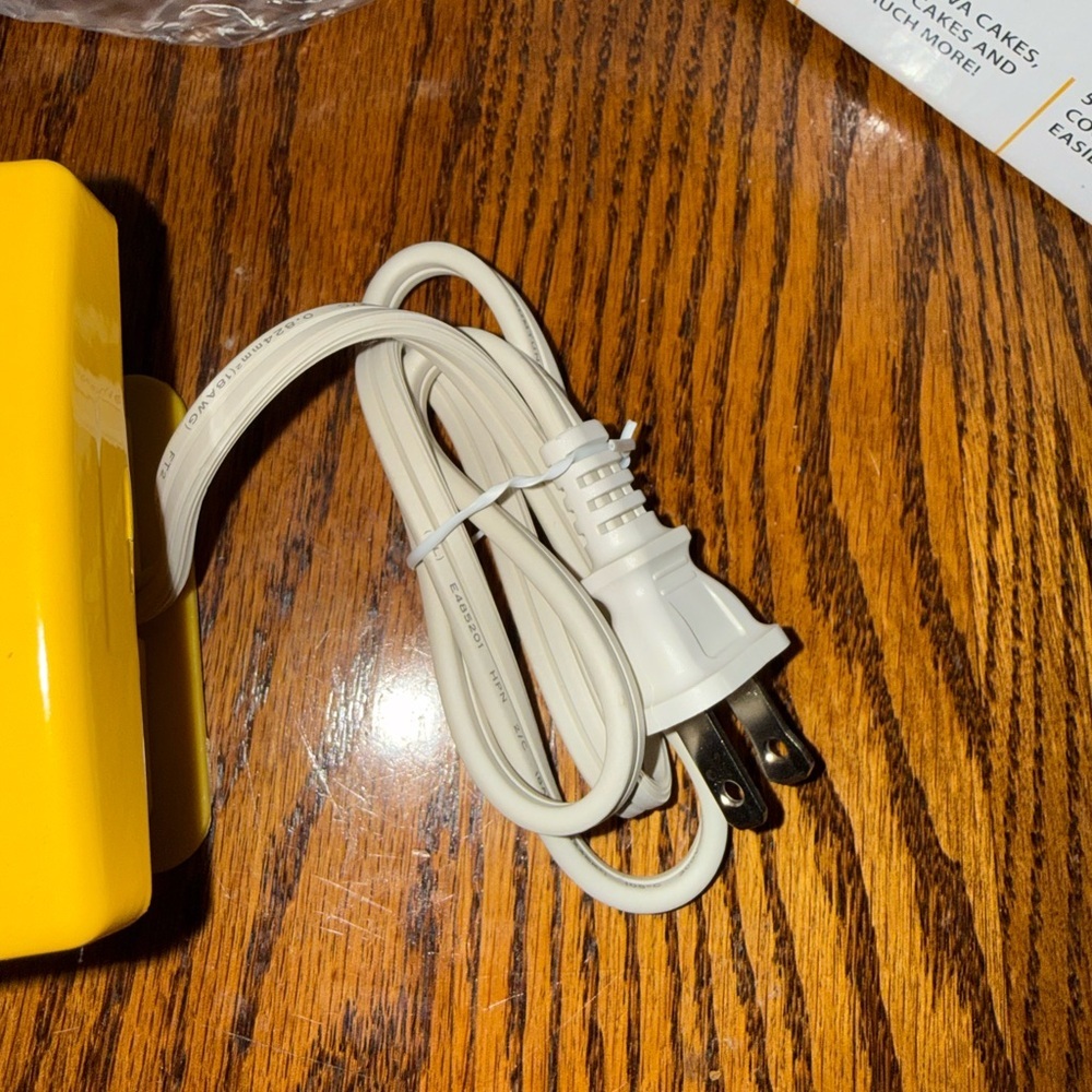 Nostalgia MyMini Lava & Bundt Cake Maker - Bright Yellow - Picture 6 of 7